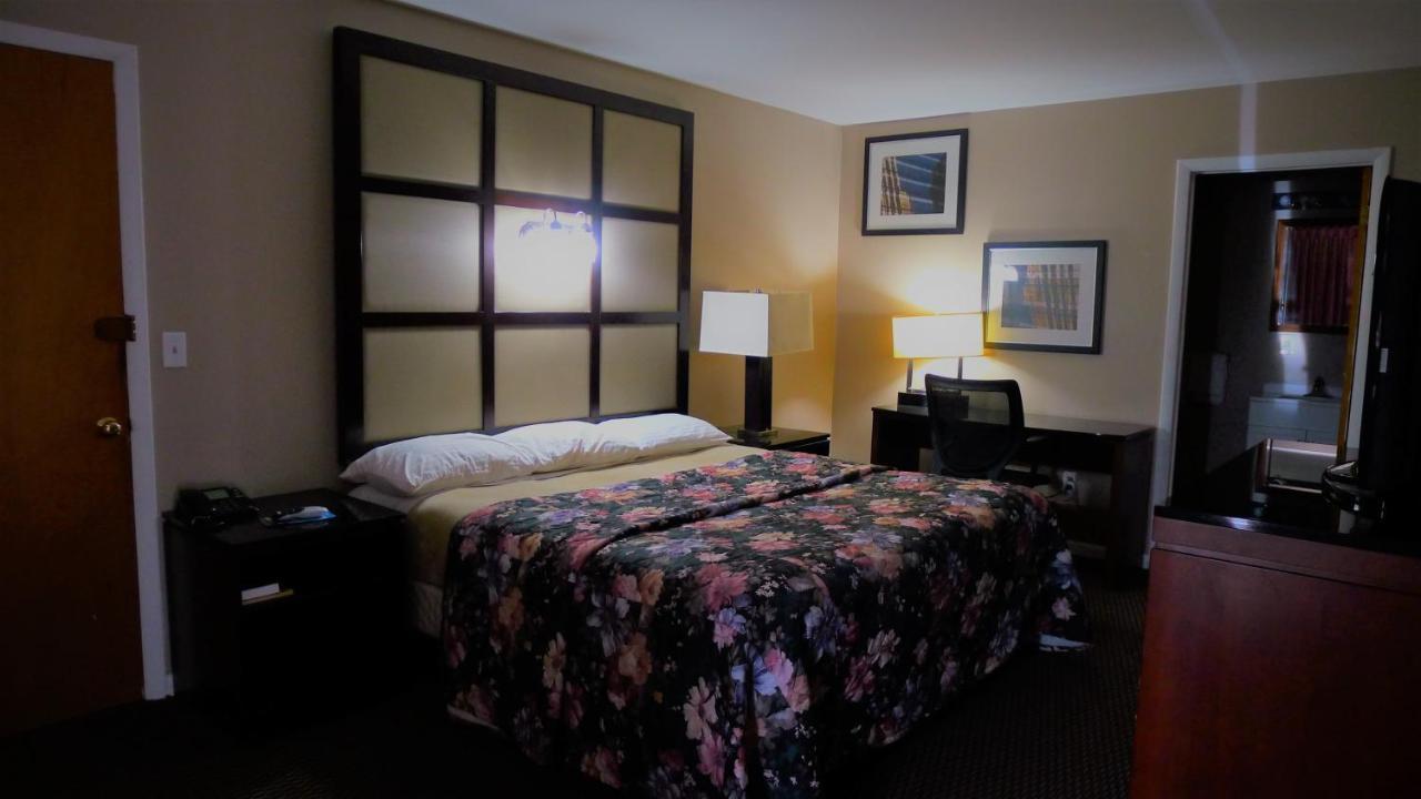 Relax Inn Watertown วอเตอร์ทาวน์ ภายนอก รูปภาพ