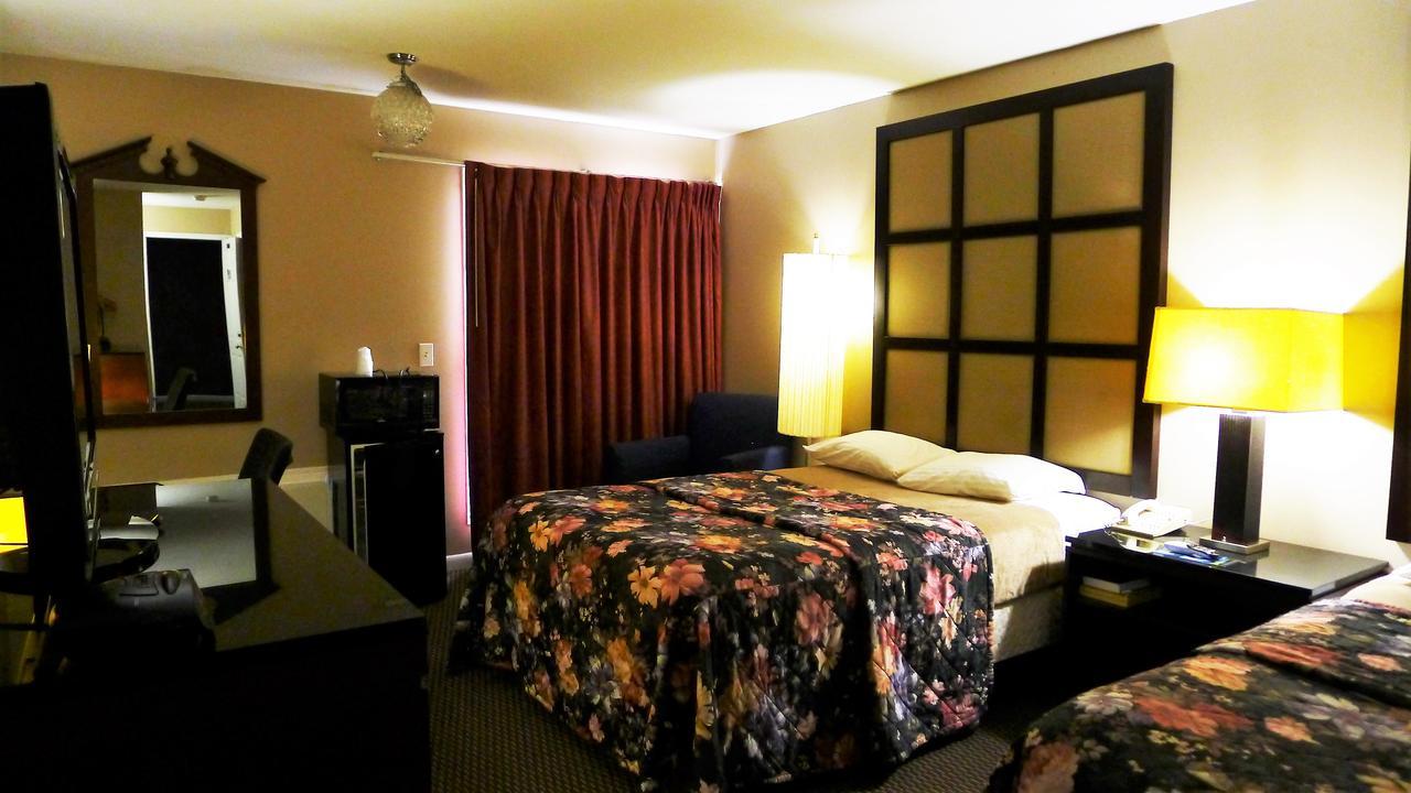 Relax Inn Watertown วอเตอร์ทาวน์ ภายนอก รูปภาพ